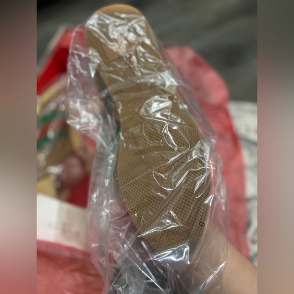 Gucci sneakers, fits size 7 - Picture 3 of 4